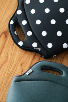 Lunchera Térmica de Neoprene Lunares Blancos - tienda online