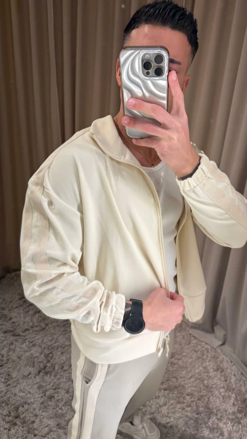 CAMPERA STREETWEAR OFF WHITE - comprar online