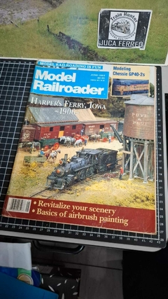 R1908 - Revista Model Railroader Antiga - Edição Junho 1992 - " Harper´s Ferry, Iowa 1906 " - Produto antigo e usado