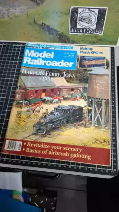 R1908 - Revista Model Railroader Antiga - Edição Junho 1992 - " Harper´s Ferry, Iowa 1906 " - Produto antigo e usado
