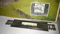 D1318 - Trilho reto c/ PASSAGEM em nivel e DESACOPLADOR ATLAS HO Ref. rerailer nr. 40 - Produto antigo e usado