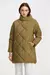 Campera puffer confeccionada en microfibra
Detalle de bolsillos vivo y acceso mediante cartera cruzada de imanes, cierre vislon y tiracierre metálico personalizado
La modelo mide 1,78 y usa talle 40