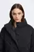 Campera puffer confeccionada en microfibra
Detalle de bolsillos vivo y acceso mediante cartera cruzada de imanes, cierre vislon y tiracierre metálico personalizado
La modelo mide 1,78 y usa talle 40