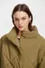 Campera puffer confeccionada en microfibra
Detalle de bolsillos vivo y acceso mediante cartera cruzada de imanes, cierre vislon y tiracierre metálico personalizado
La modelo mide 1,78 y usa talle 40