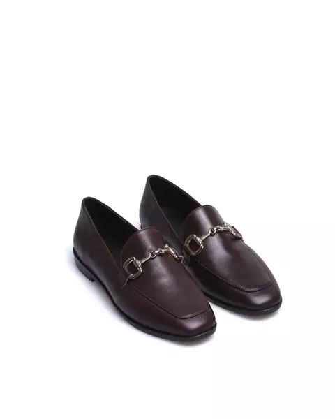 FILE es un mocasín chato con puntera cuadrada y estribos. Está realizado en cuero vacuno liso y forrada en cuero. La suela es de cuero y cuenta con un taco muy bajo. La puntera es ligeramente cuadrada y su capellada posee un estribo dorado. FILE es un cal