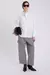 Camisa blanca de María Cher, con un diseño elegante y moderno, ideal para diversas ocasiones.