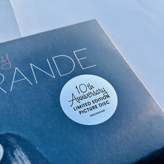 Vinilo Ariana Grande Yours Truly Alemania - Edicion Especial Limitada Vinilo Picture Disc 10 Aniversarios - 12 Temas - Disqueria TiendaPop