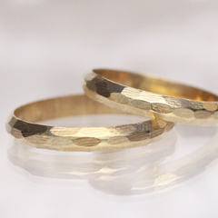 Par de alianzas mediacaña Geo facetadas Oro 18k
