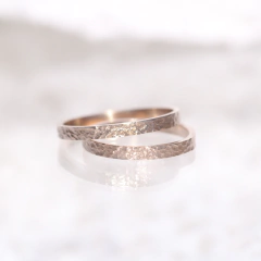 Imagen de Par de alianzas cinta 2 mm textura Marte Oro 18k
