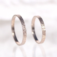 Par de alianzas cinta 2 mm textura Marte Oro 18k - tienda online