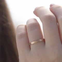 Par de alianzas cinta 2 mm textura Marte Oro 18k - comprar online