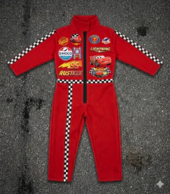 Disfraz enterizo rojo de carreras con estampados de Rayo McQueen y detalles a cuadros blancos y negros.