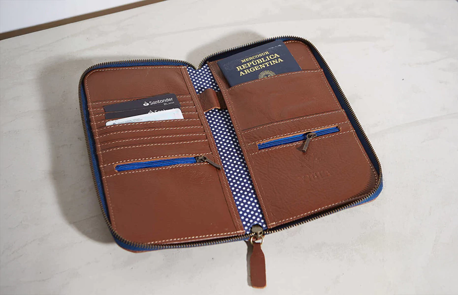 <p><span style="font-size: 18px">Portapasaportes</span></p>