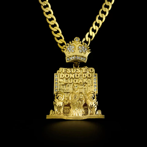 Pingente Jesus é o Dono do Lugar Cravejado 4,5cmx4cm (36,6g) - Banhado a Ouro 18K