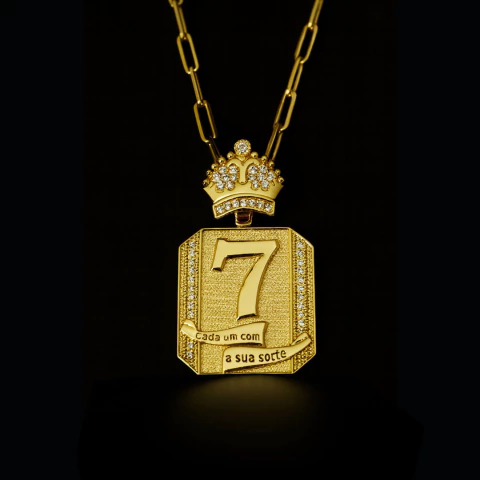 Pingente 7 Cada um com a sua Sorte Cravejado 4cmx3,5cm (22,3g) - Banhado a Ouro 18k