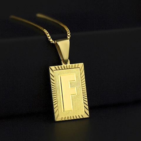 Pendente de letra F retangular banhado a ouro 18k, com acabamento brilhante e detalhes texturizados, exibido em fundo preto.