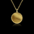 Pingente redondo personalizável com moldura banhado à ouro 18K, da marca Dezoitok Joias.