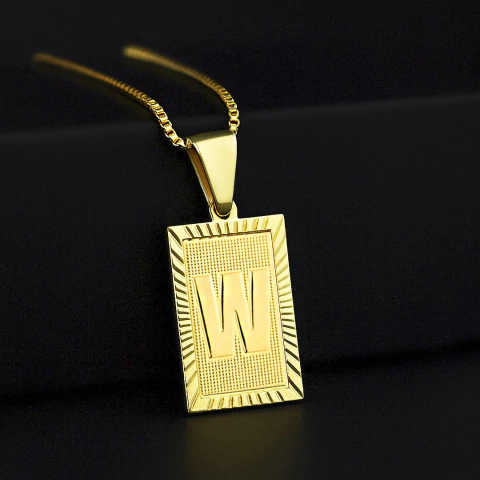 Pingente de letra W retangular banhado a ouro 18k, com acabamento detalhado e corrente dourada, destaque sofisticado para acessórios personalizados.