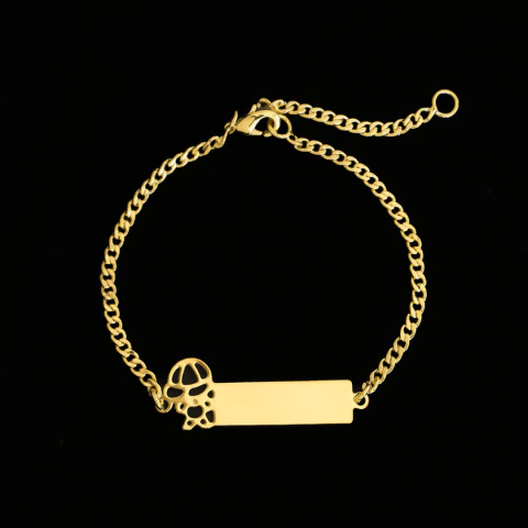 Pulsiera infantil de corrente com plaquinha personalizável e detalhe de menino, banhada a ouro 18K, em fundo preto.