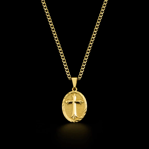 Pingente medalha com cruz banhado a ouro 18K em corrente dourada, joia religiosa sofisticada e elegante, fundo preto.