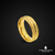 Aliança detalhada com friso duplo, banhada a ouro 18K, a prova d'água. 

Vendido e entregue por Dezoitok Joias.