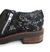 Zapato bajo de charol negro con cierres en internet