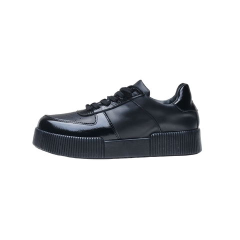 Zapatilla negra de cuero Jana