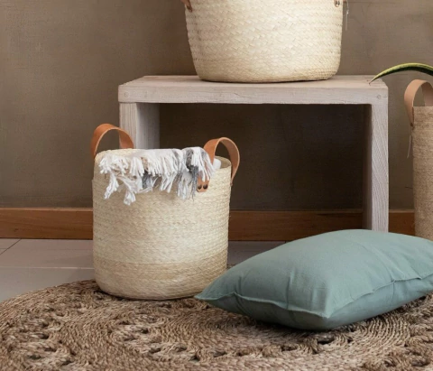 CANASTO DE PALMA CON MANIJA DE CUERO