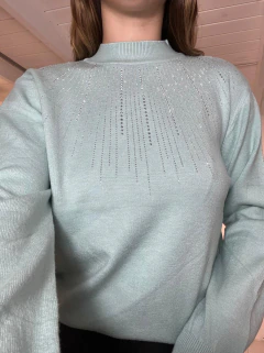 Sweater con cristales decorativos