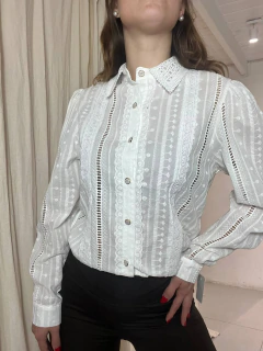 Camisa con encaje y botones dorados