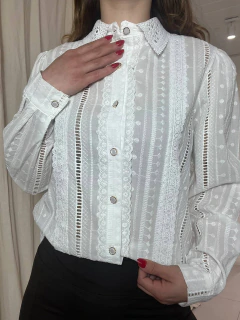 Camisa con encaje y botones dorados - comprar online