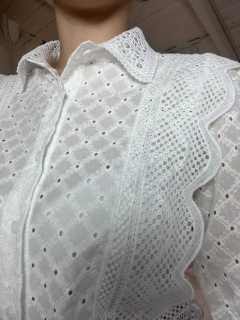 Camisa con detalles en internet
