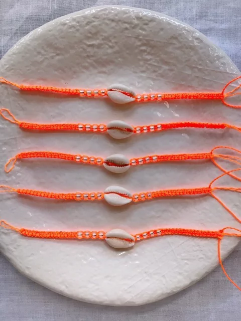 Pulseira laranja neon búzios
