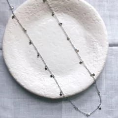 Colar comprido de estrelinhas