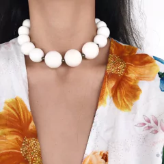 Colares de bolas com entremeios na internet