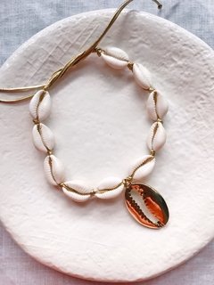 Choker de búzios com pingente folheado - comprar online