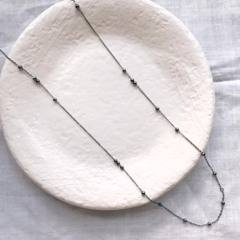 Colar comprido bolinhas