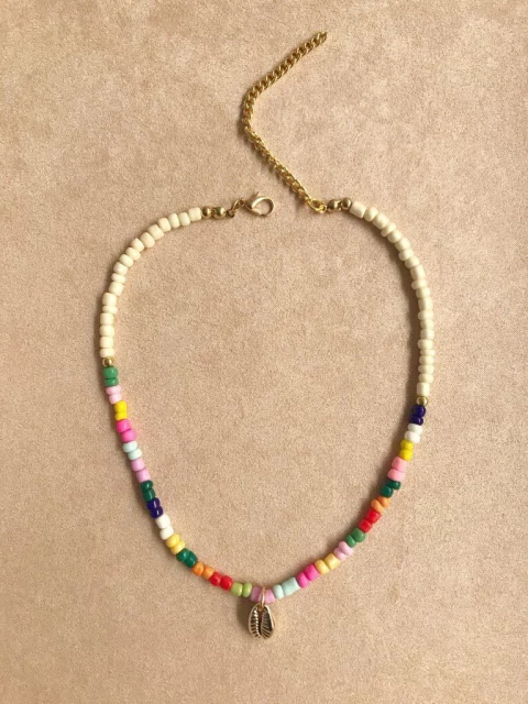 Colar miçangas coloridas com pingente de búzio