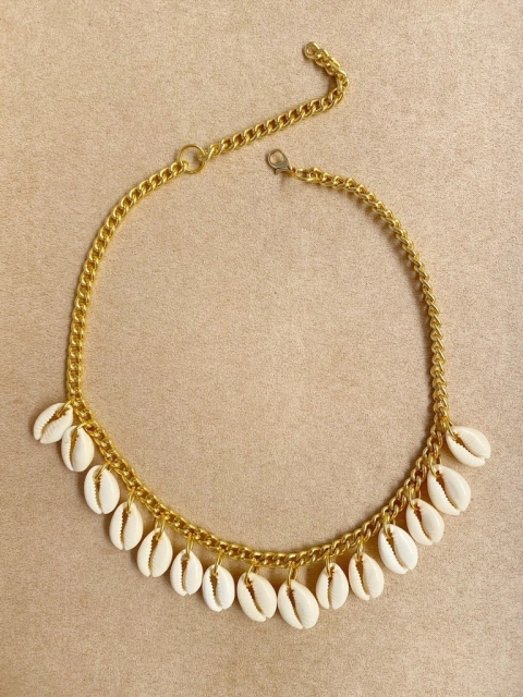 Colar de búzios naturais na corrente dourada 