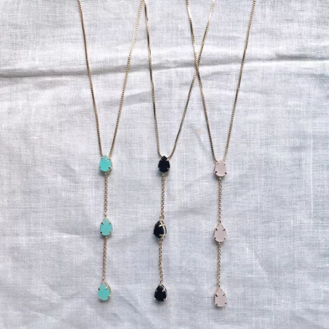 Gravatinha três gotas douradas