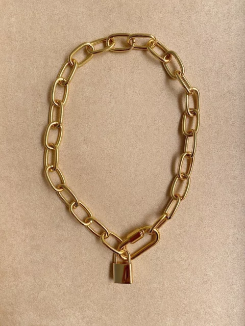 Colar mosquetão com cadeado