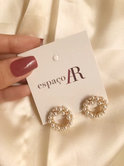 Brinco torcido mini pérolas