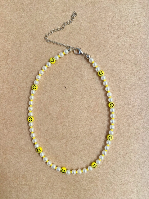colar smile com perolas e micangas amarela