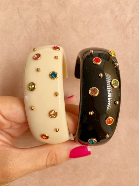 bracelete grosso em resina com aplicação