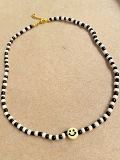 colar preto e branco de smile