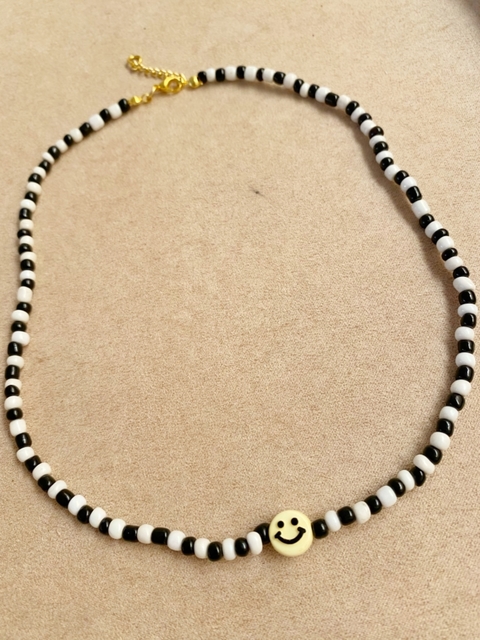 colar preto e branco de smile