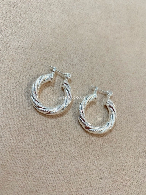 Argola vintage torcida prateada