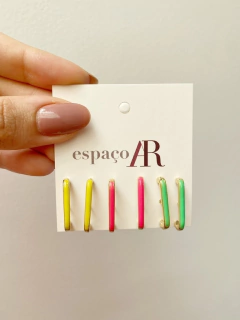 Ear hook neon  na internet