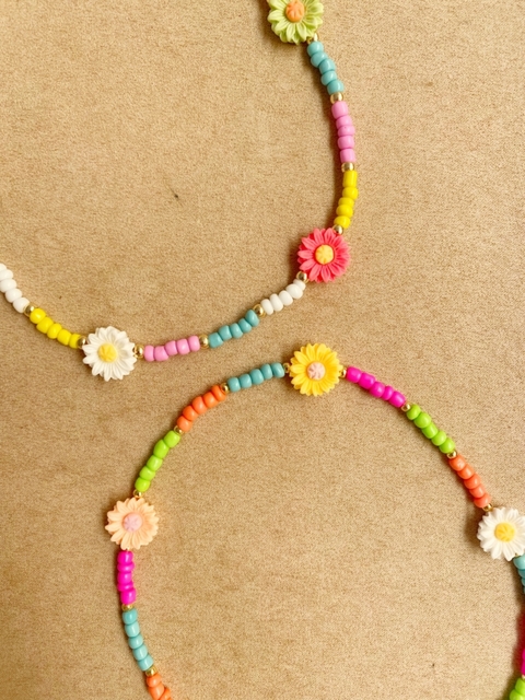 colar mini margaridas