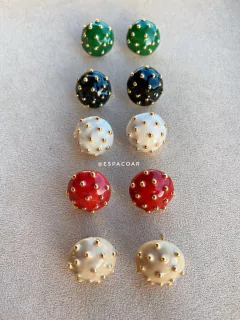 Brinco botão esmaltado 